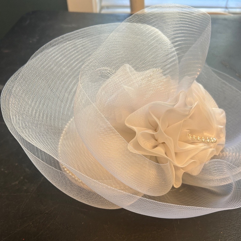 Vintage SONNI San Francisco White  Fascinator Hat w 3 florals Bows white netting